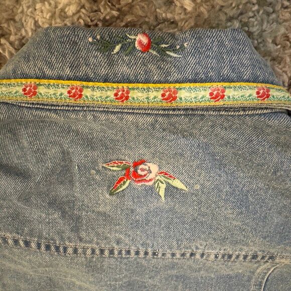 Vintage 90s Bill Blass Embroidered Red Green Floral Light Wash Denim Jacket M - Picture 6 of 6
